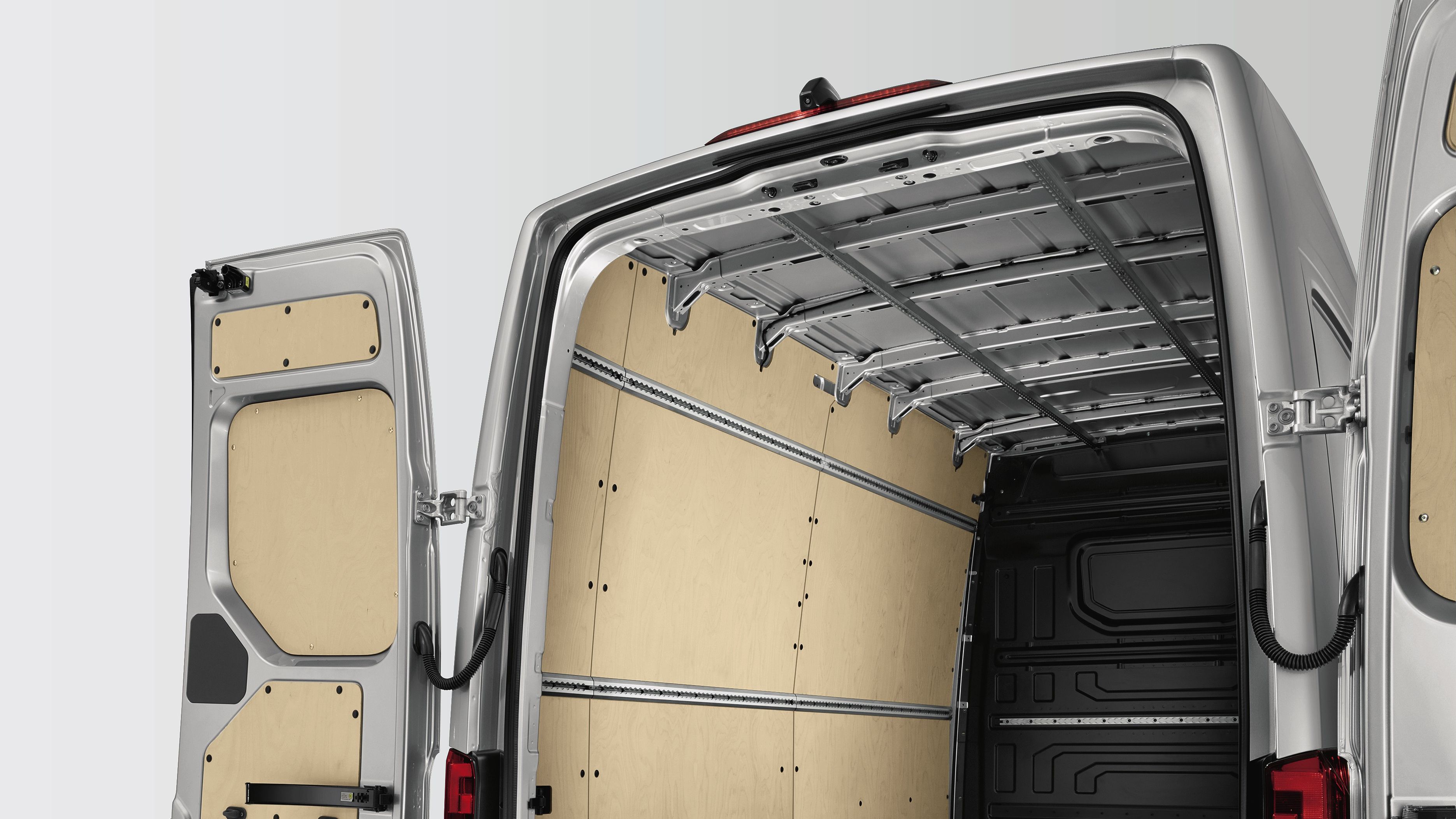 Shinat fiksuese dhe unazat lidhëse në pjesën e ngarkesës së furgonit Crafter të Volkswagen Automjete Komerciale.