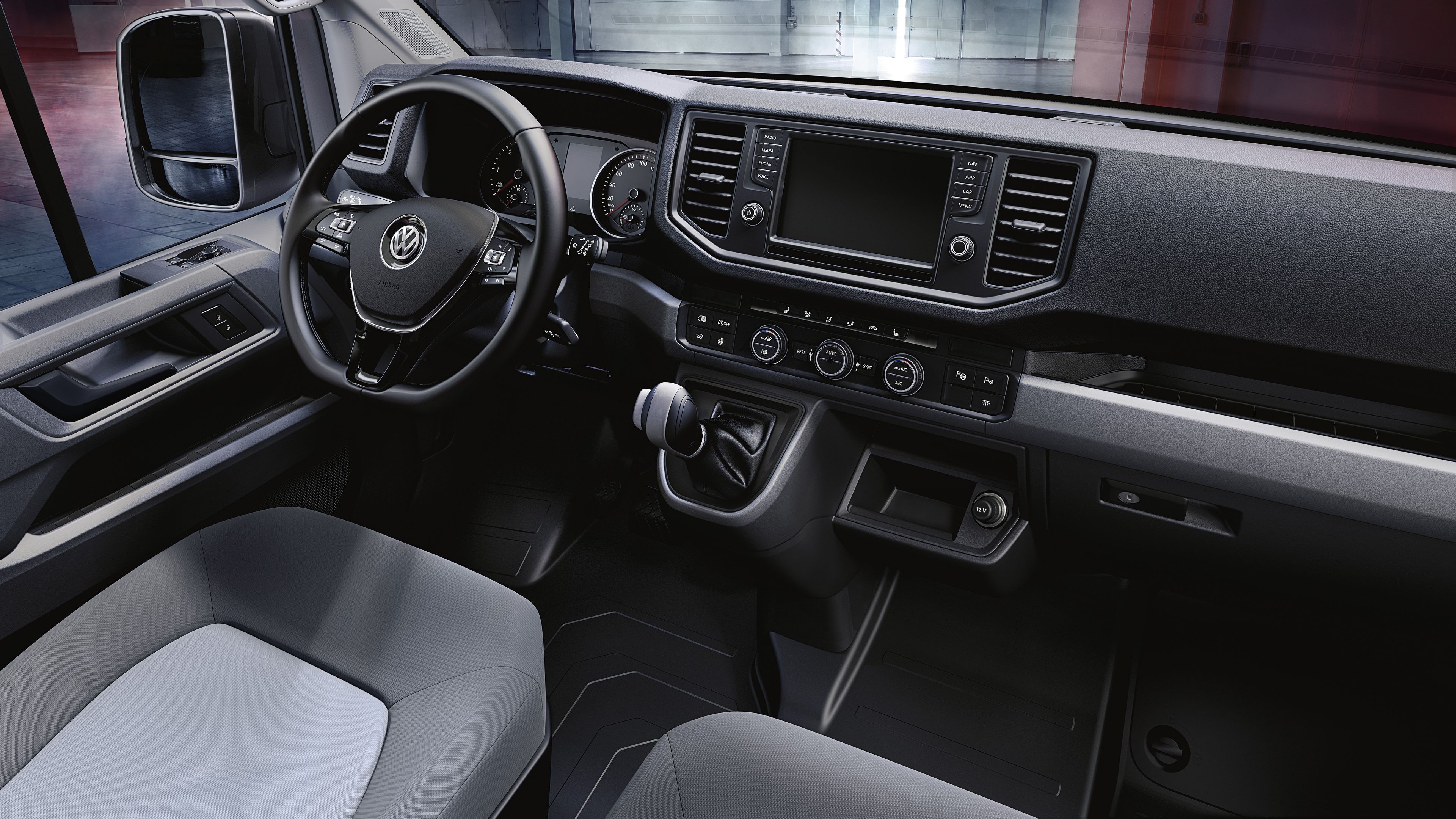 Një vështrim në kabinën e shoferit të Crafter nga Volkswagen Automjete Komerciale me rafte dhe ndarje të shumta.
