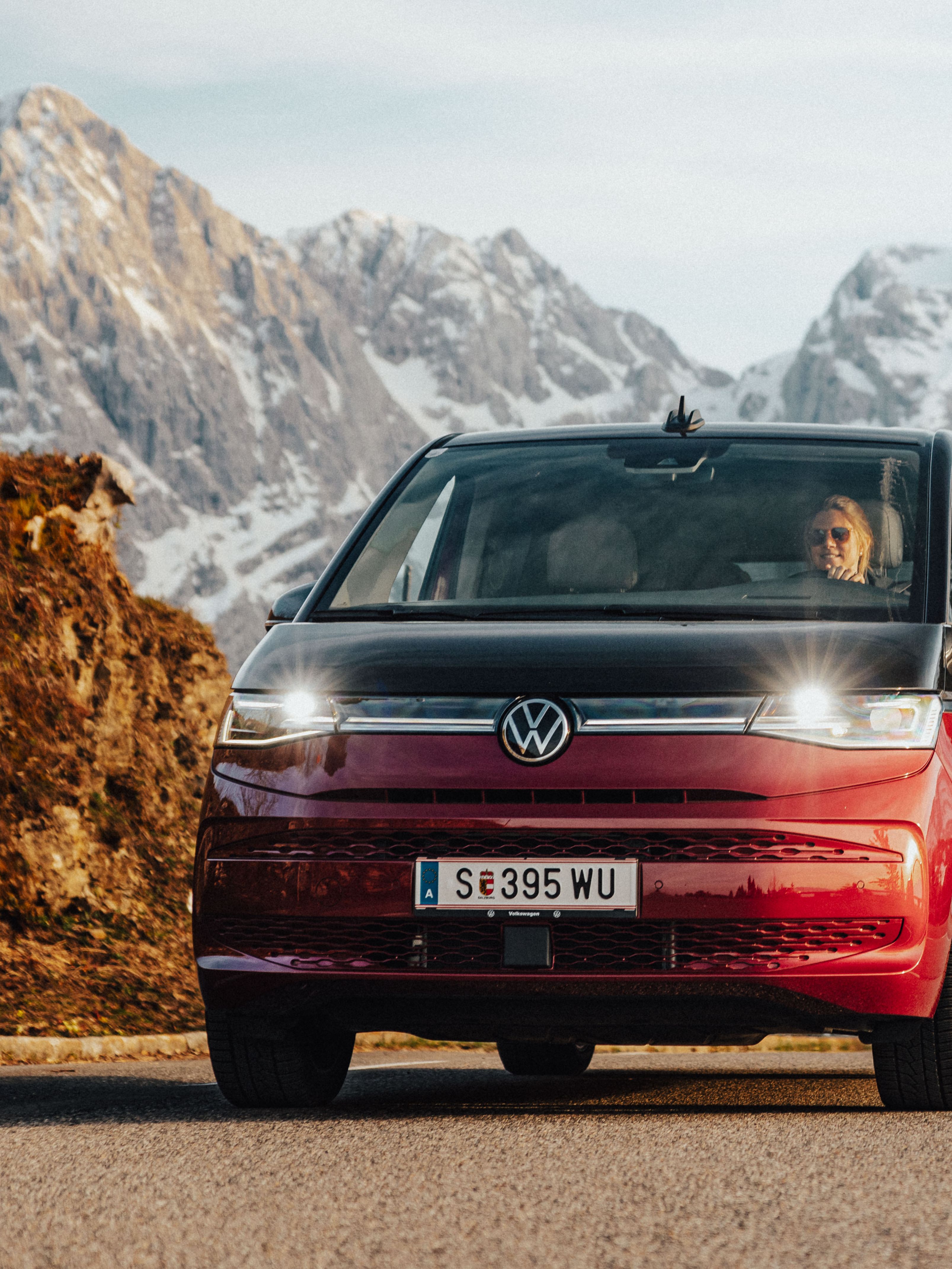 VW Multivan Frontansicht Berge