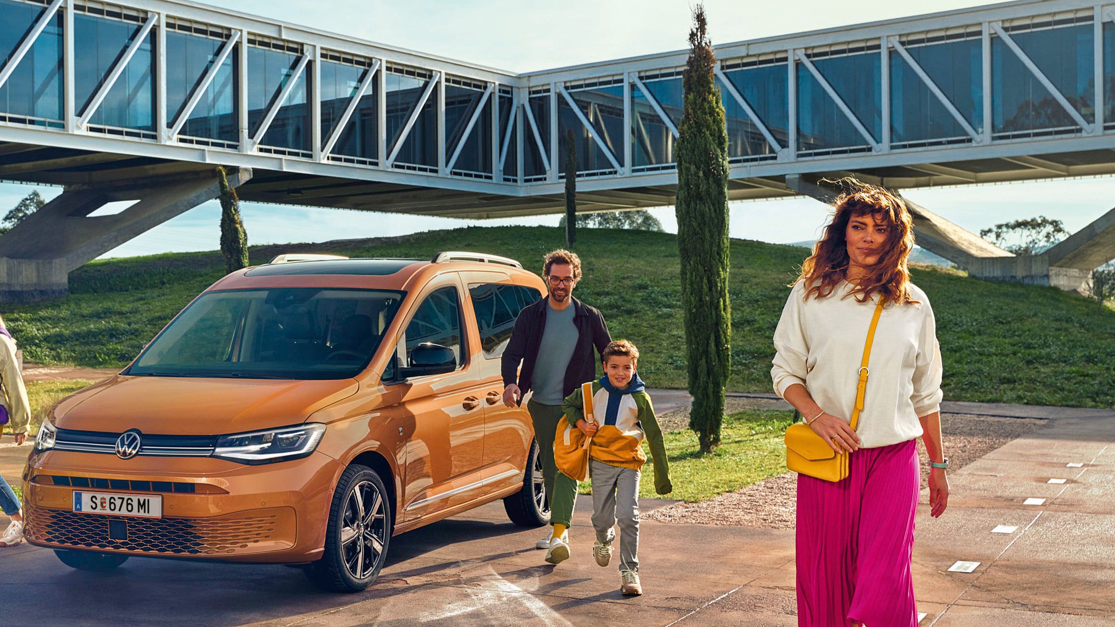 VW i ri Caddy 2020 është parkuar jashtë. Një familje që po del nga makina.