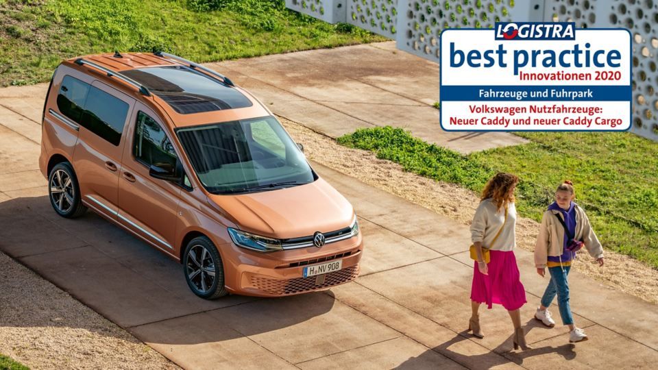 Mund të shihet një VW Amarok në pyll. Pamja tregon logon e Off Road Award 2019.