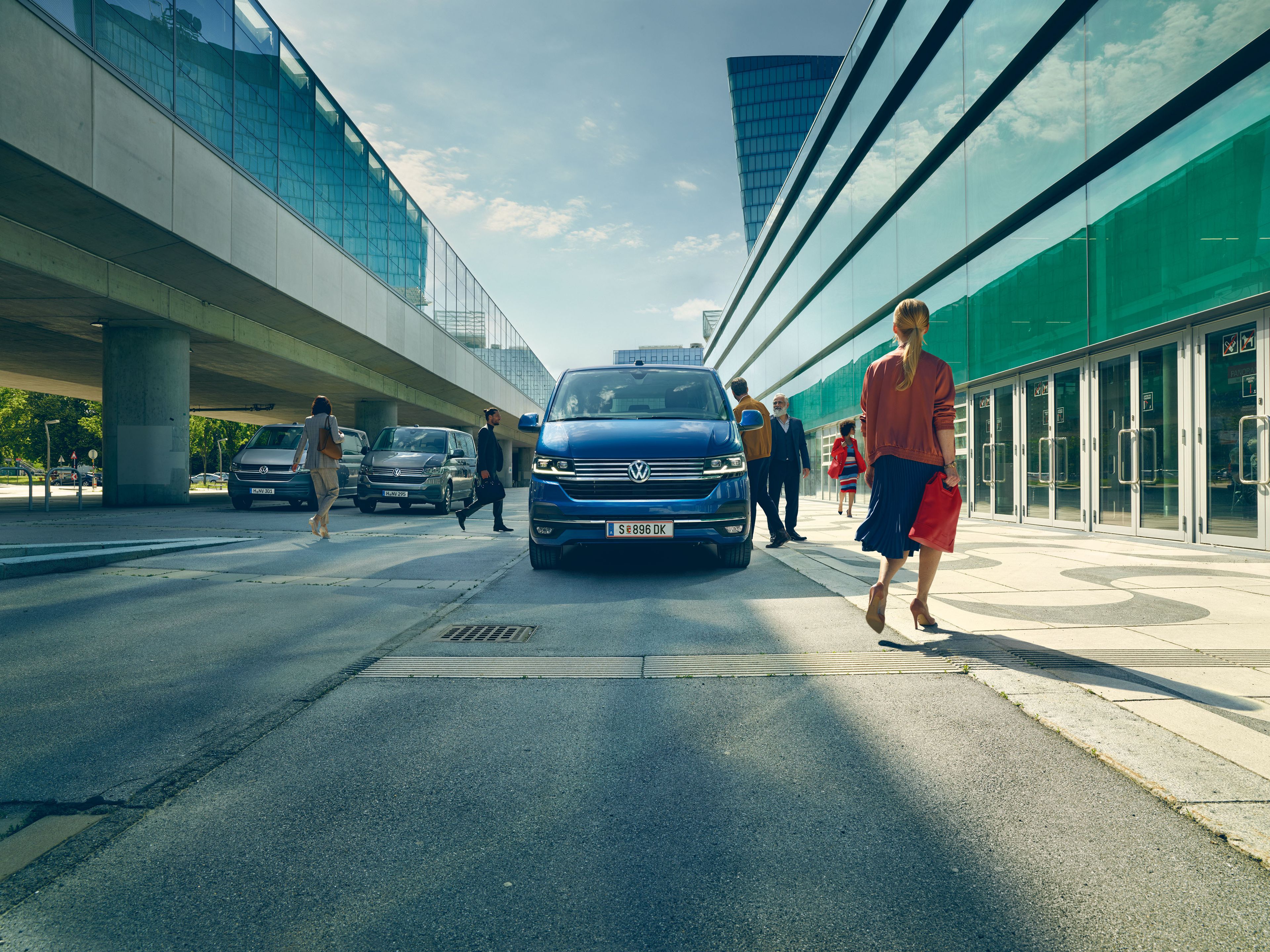 Mann sitzt in Caddy Kobmi und fährt.