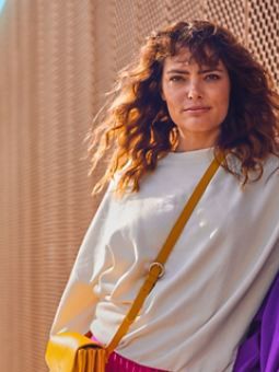 Dikush është ulur në Caddy Kastenwagen dhe operon me Smartphone App Connect.