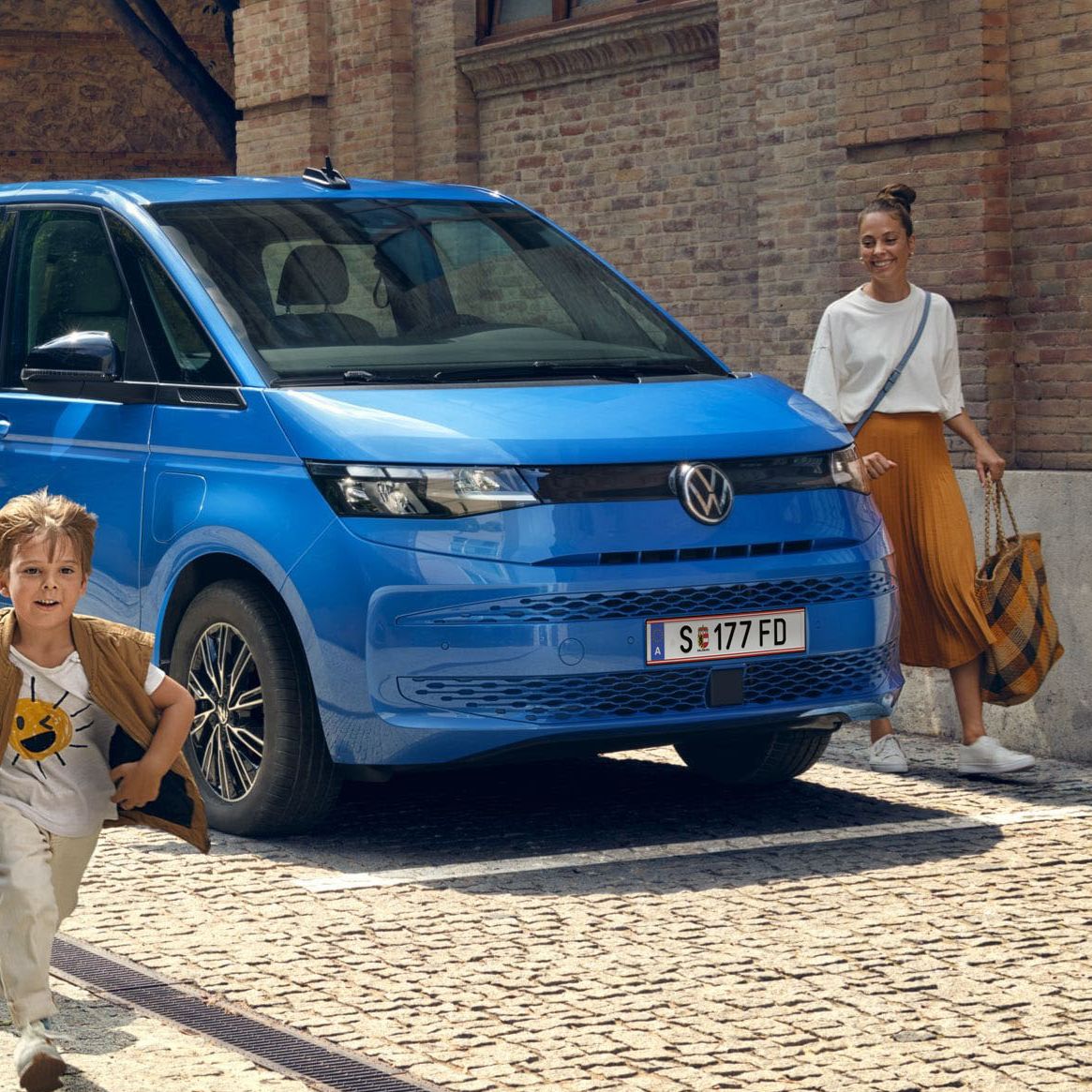 Kinder rennen neben dem neuen VW Multivan T7 2021.