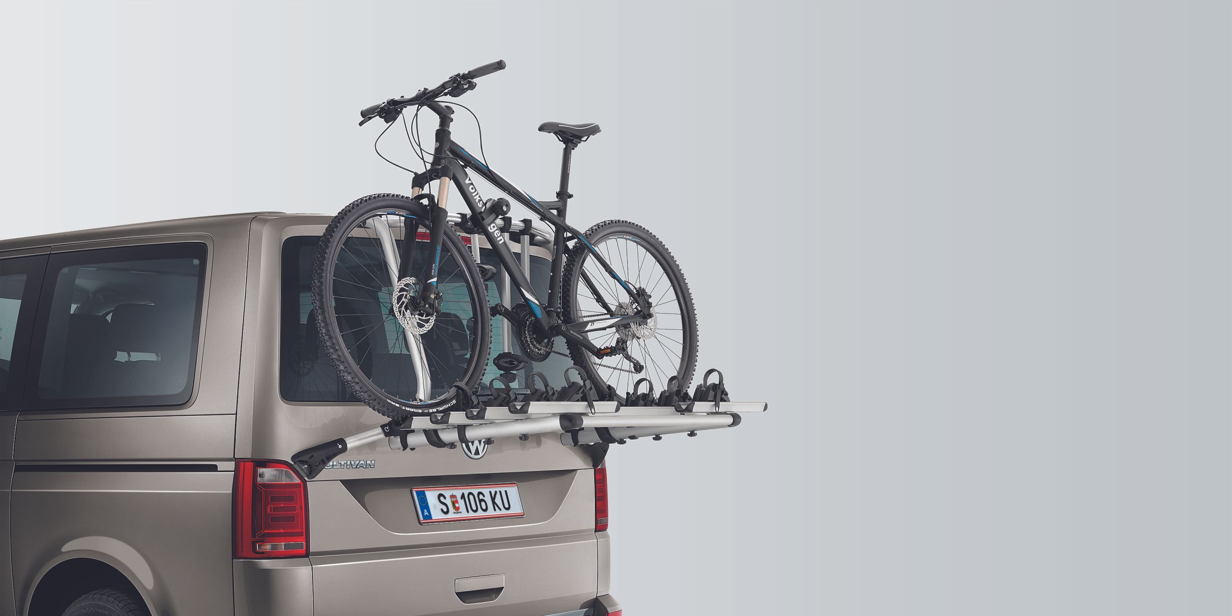 Një Transportues VW me një mbajtëse të pasme biçikletash