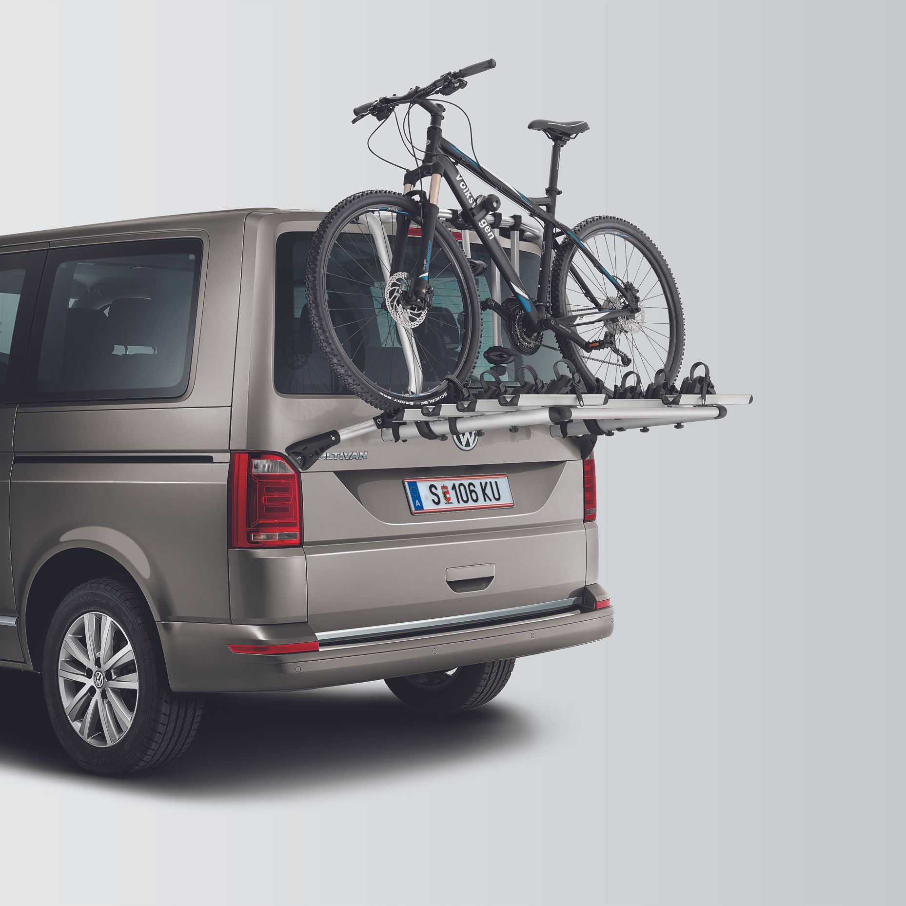 Një Transportues VW me një mbajtëse të pasme biçikletash