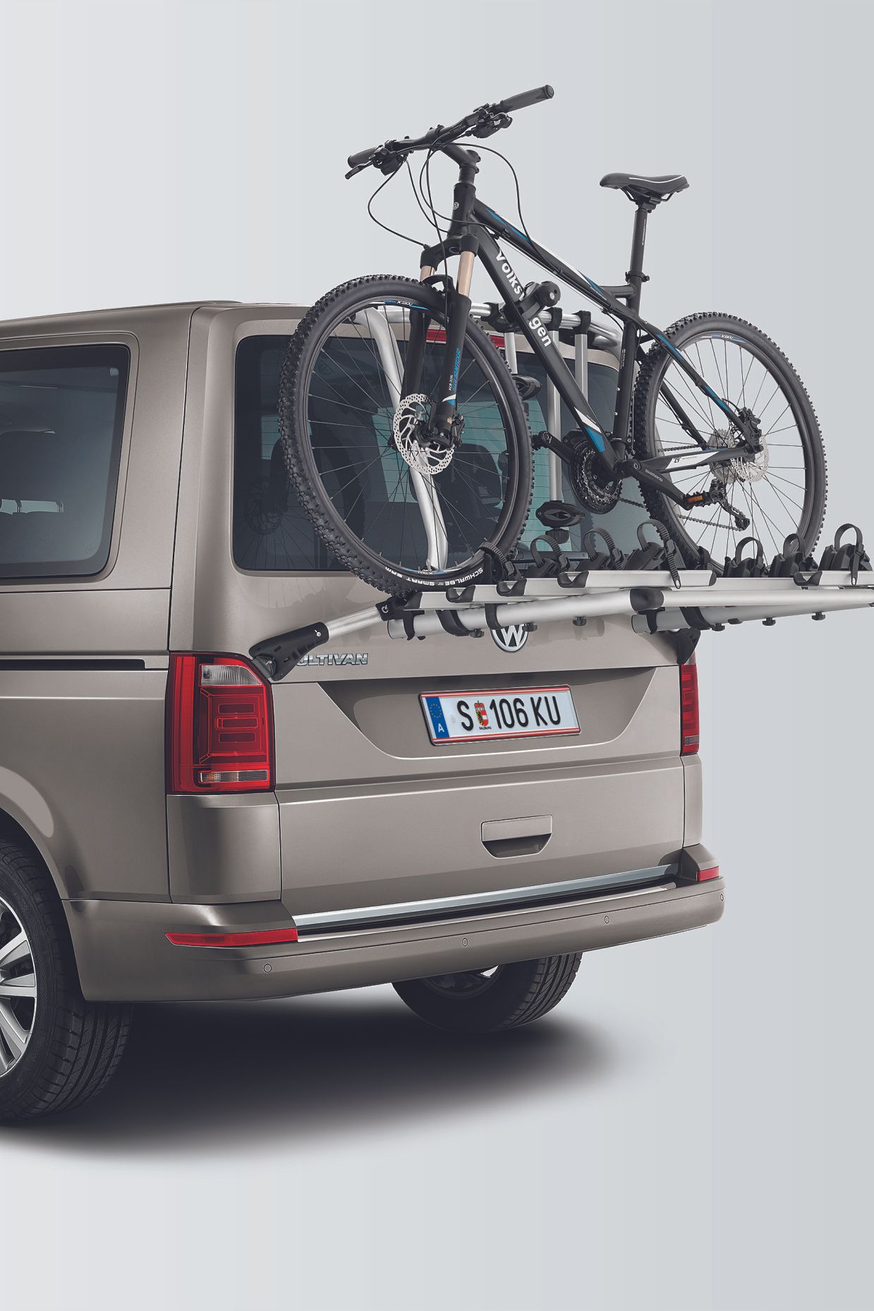 Një Transportues VW me një mbajtëse të pasme biçikletash