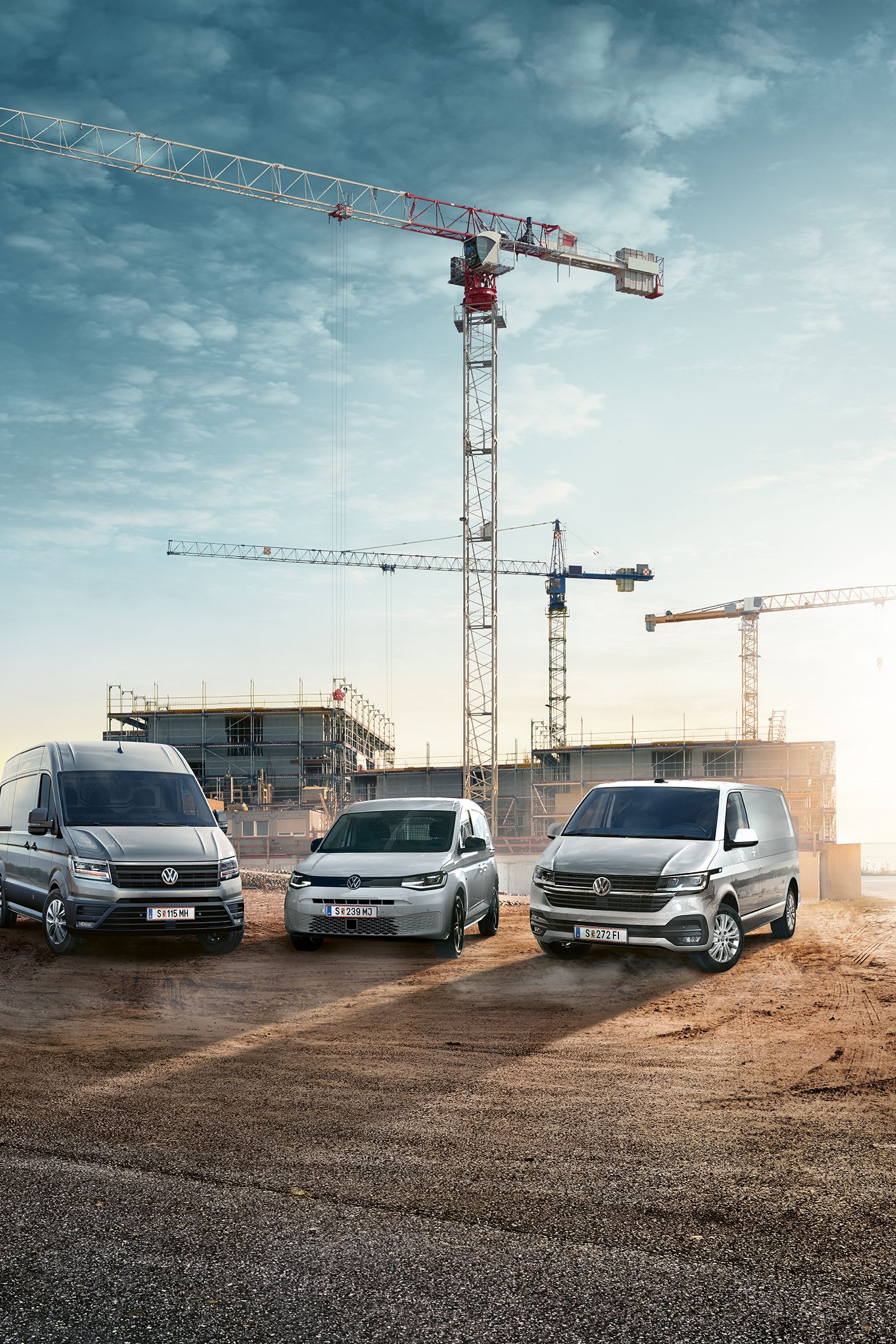 Verschiedene VW Nutzfahrzeug Modelle auf einer Baustelle